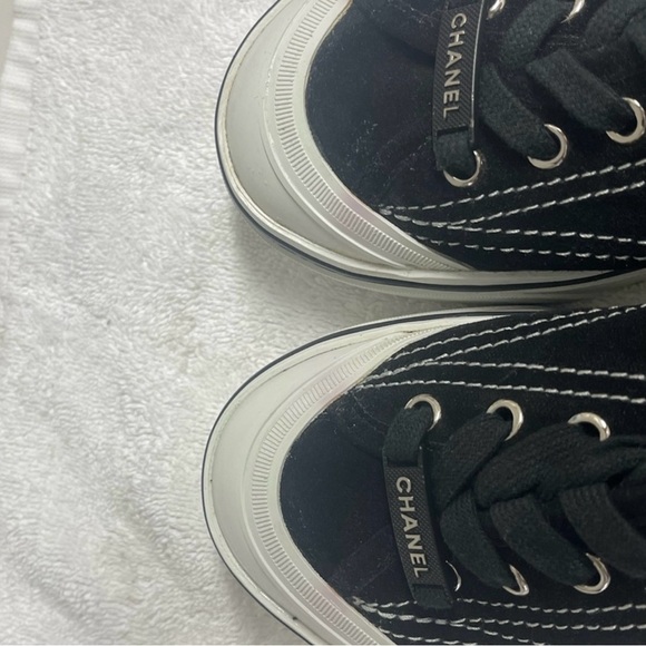 CHANEL SUEDE/VELOUR SNEAKERS BEAUTIFUL AND NEVER WORN ONLY ACROSS MY CARPET - Picture 9 of 16